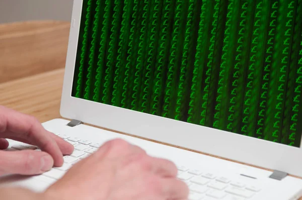 Зламаний комп'ютер з вірусом викупу в мережі — стокове фото