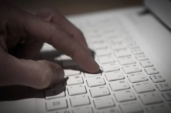 Internet criminaliteit, hand typen op een toetsenbord van de computer — Stockfoto