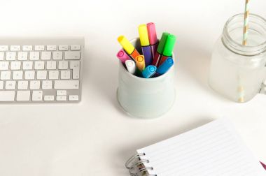 Modern ofis masaüstü ile yaratıcı çalışma araçları