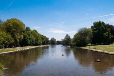 Halka açık bir parkta göl manzarası
