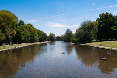 Halka açık bir parkta göl manzarası
