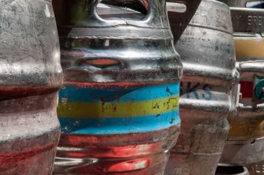 İçecekler depolamak için kullanılan bira fıçıları yığılmış 