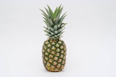 Beyaz arkaplanda izole edilmiş ananas