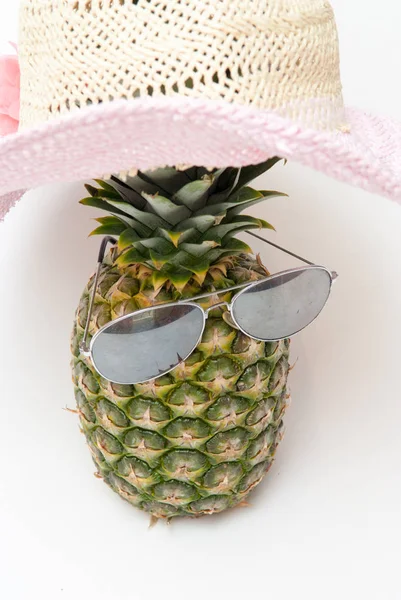 Piña divertida con sombras y un sombrero de sol de verano — Foto de Stock