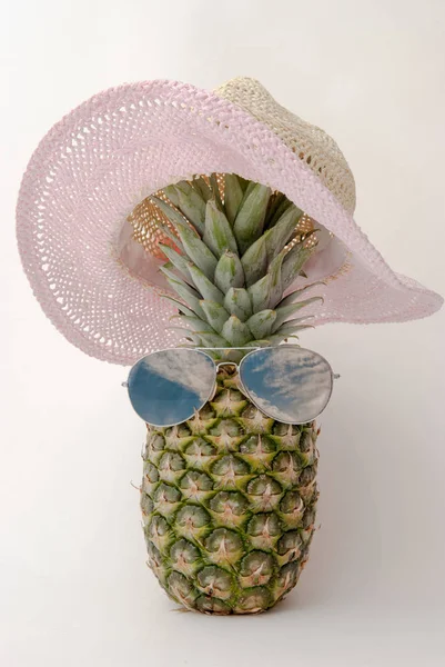 Piña divertida con sombras y un sombrero de sol de verano —  Fotos de Stock