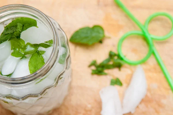 Cocktail Mojito appena fatto in un vaso di vetro in stile retrò — Foto Stock