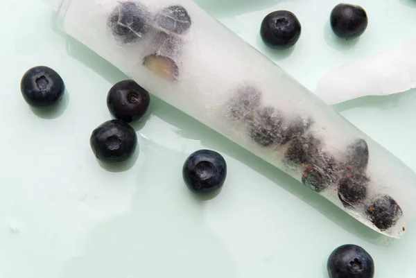 Ice Lolly casero hecho con fruta fresca, sabor a arándano — Foto de Stock