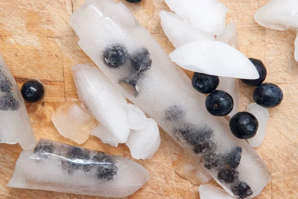 Ice Lolly casero hecho con fruta fresca, sabor a arándano — Foto de Stock