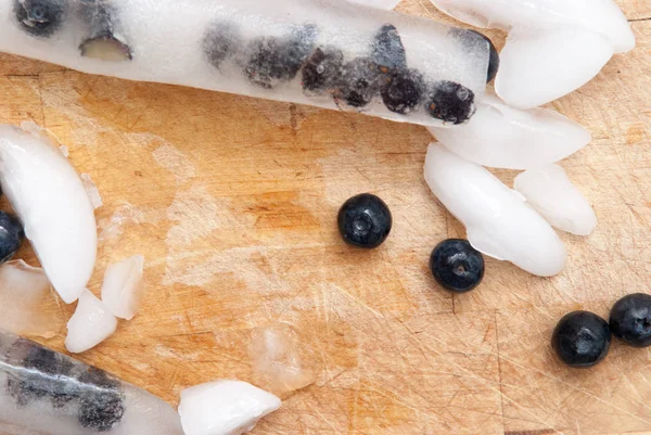 Ледяной дом со свежими фруктами, ароматами черники — стоковое фото