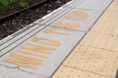 Güvenlik uyarısı ile tren istasyonunda platformu kenar