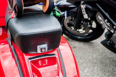 Çarpışma kaskı ile Retro tarzı kırmızı motorlu scooter