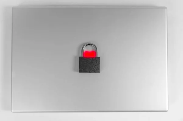 Kilitli bilgisayarı virüs ya da malware saldırılardan güvenli — Stok fotoğraf