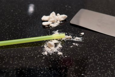 Uyuşturucu, kokain kıyılmış ve satırlarında gerçekleştirilecek