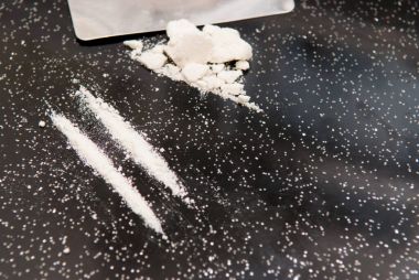 Uyuşturucu, kokain kıyılmış ve satırlarında gerçekleştirilecek