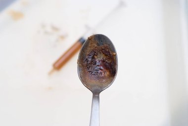 Uyuşturucu ve madde bağımlılığı, pişmiş eroin ve şırınga