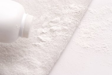 yumuşak beyaz havlu zemin üzerine Talk pudrası