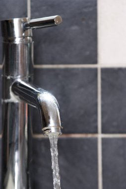 tatlı su kaynağından akan akan su