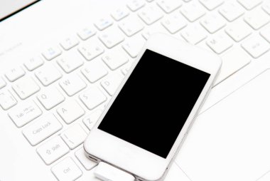 bir iş beyaz backg boş bir ekran ile mobil akıllı telefon