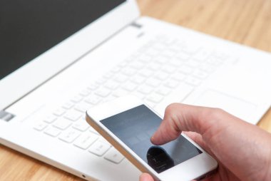 Erkek el ve bir akıllı telefon ve bilgisayar ile boş parola kullanarak