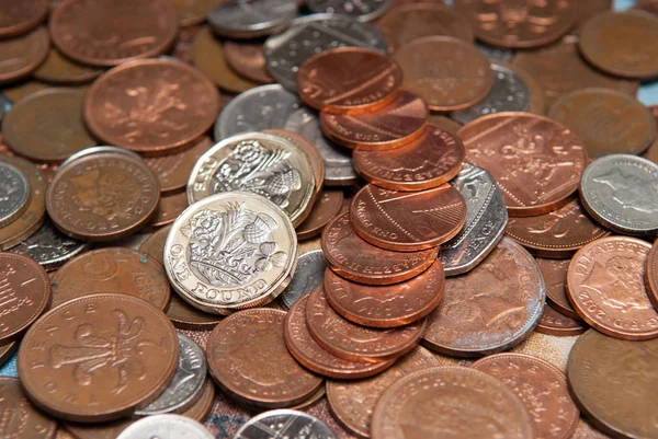 Куча английских монет, фунтов и пенсов — стоковое фото