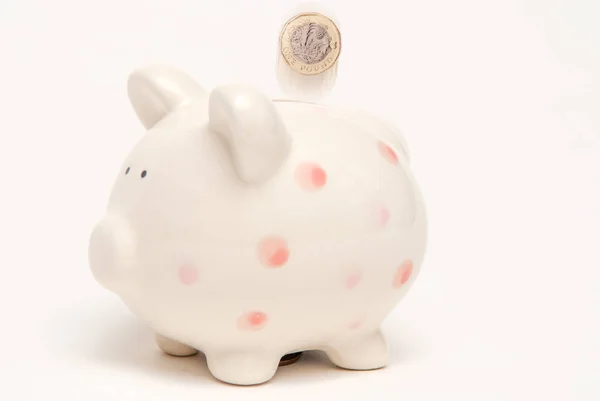 Piggy bank met munt gelegd voor besparingen — Stockfoto