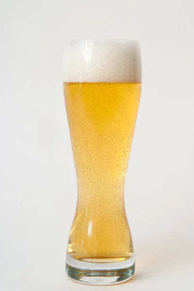 Glas Bier, Pils isoliert auf weißem Hintergrund — Stockfoto