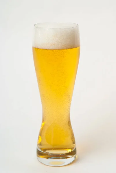 Glas Bier, Pils isoliert auf weißem Hintergrund — Stockfoto