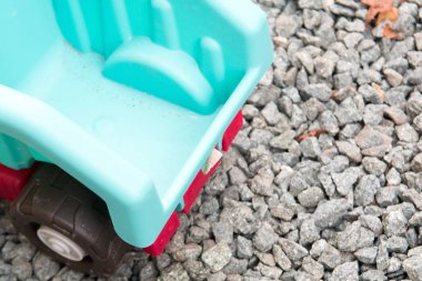 oyuncak damperli kamyon çakıl İnşaat malzemeleri taşıma