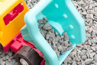 oyuncak damperli kamyon çakıl İnşaat malzemeleri taşıma