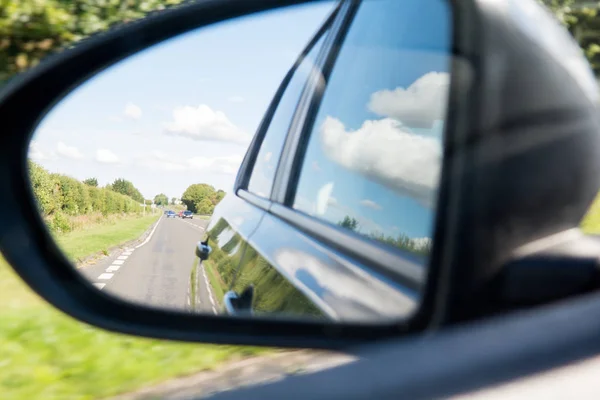 Vleugel spiegel uitzicht vanaf de passagierszijde van een auto — Stockfoto