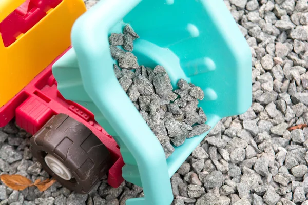 oyuncak damperli kamyon çakıl İnşaat malzemeleri taşıma