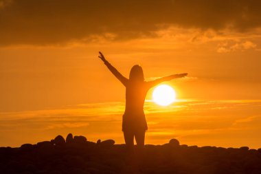Sunset bulvarında bir plaj tatil poz kız