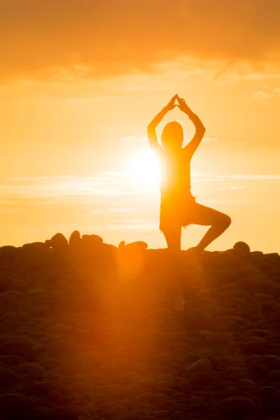 Yoga Mujer haciendo yoga posan al aire libre al atardecer — Foto de Stock