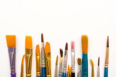 Boya fırçaları izole, sanatçı araçları kopya alanı ile kullanılan