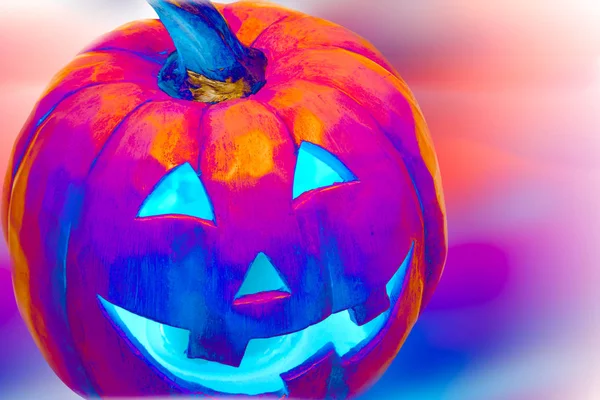 Halloween pompoen met gesneden gezicht op een gekleurde achtergrond — Stockfoto
