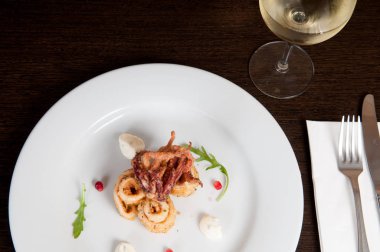 Taze deniz ürünleri beyaz tabakta hazırlanan kalamar