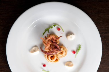 Taze deniz ürünleri beyaz tabakta hazırlanan kalamar