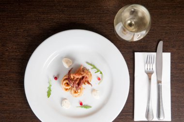 Taze deniz ürünleri beyaz tabakta hazırlanan kalamar