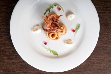 Taze deniz ürünleri beyaz tabakta hazırlanan kalamar