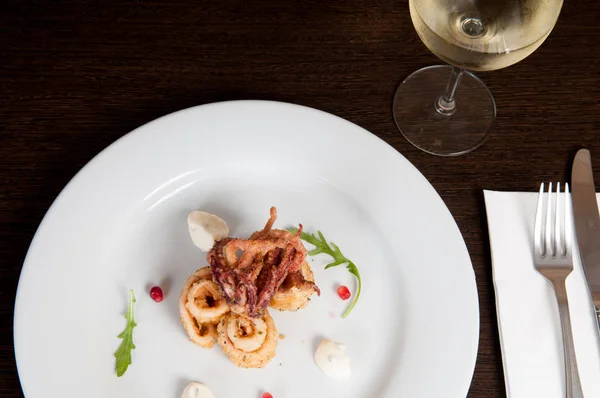 Taze deniz ürünleri beyaz tabakta hazırlanan kalamar