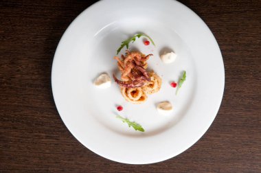 Taze deniz ürünleri beyaz tabakta hazırlanan kalamar