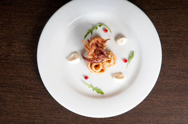 Taze deniz ürünleri beyaz tabakta hazırlanan kalamar