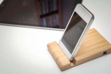 akıllı telefon ve tablet beyaz masaya kablosuz şarj