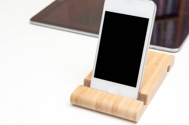 akıllı telefon ve tablet beyaz masaya kablosuz şarj