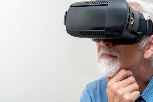 Зрілий чоловік в окулярах віртуальної реальності, гарнітура VR для використання w — стокове фото