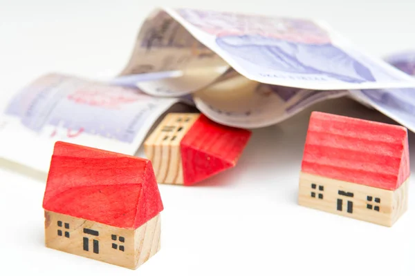 Eigenschap prijs en verkoop van huis, model huizen met geld — Stockfoto