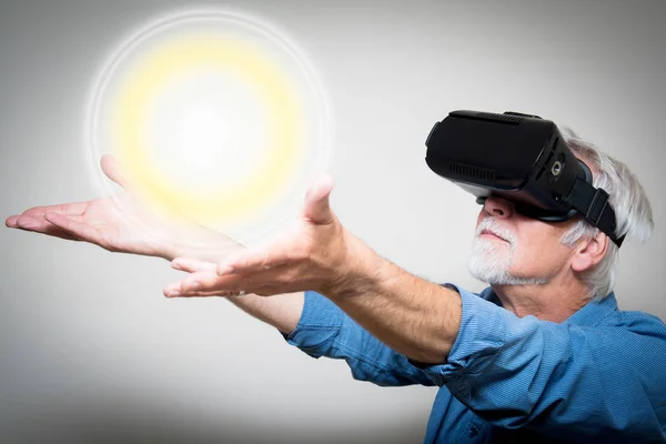 VR kişi sanal gerçeklik kullanarak nesneyi kontrol eder.