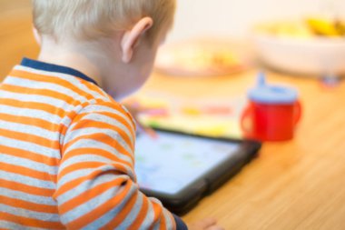 Dokunmatik ekran kullanma çocuk oyun öğrenme oynamak için tablet