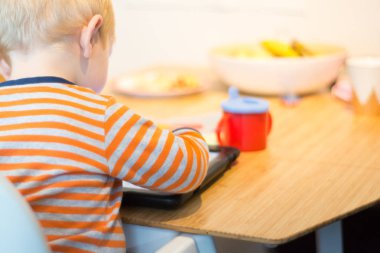 Dokunmatik ekran kullanma çocuk oyun öğrenme oynamak için tablet