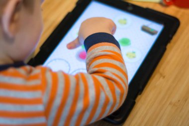 Dokunmatik ekran kullanma çocuk oyun öğrenme oynamak için tablet